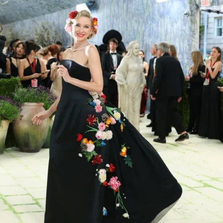 نعومي واتس Naomi Watts في حفل ميت غالا 2026 - (Photo by ANGELA WEISS / AFP)