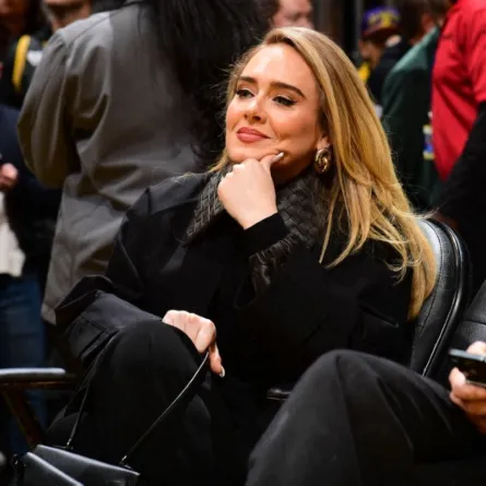 أديل في كريبتو.كوم أرينا في لوس أنجلوس، كاليفورنيا (Adele  at Crypto.Com Arena in Los Angeles, California). مصدر الصورة: Adam Pantozzi/NBAE via Getty Images/AFP