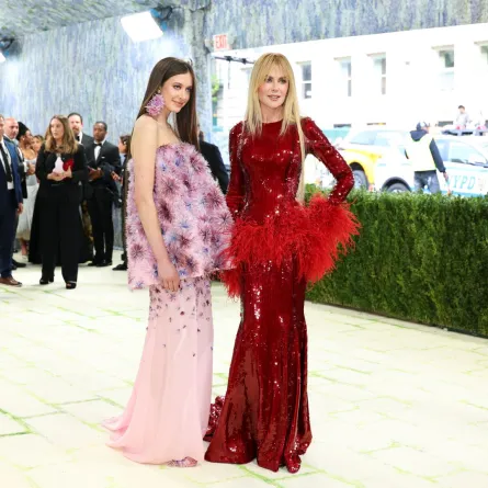 صنداي روز كيدمان أوربان Sunday Rose Kidman Urban ونيكول كيدمان Nicole Kidman في حفل ميت غالا 2026. مصدر الصورة: Angela Weiss / AFP
