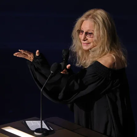 باربرا سترايسند Barbra Streisand في حفل توزيع جوائز أوسكار الـ 98. مصدر الصورة: KEVIN WINTER / GETTY IMAGES NORTH AMERICA / Getty Images via AFP