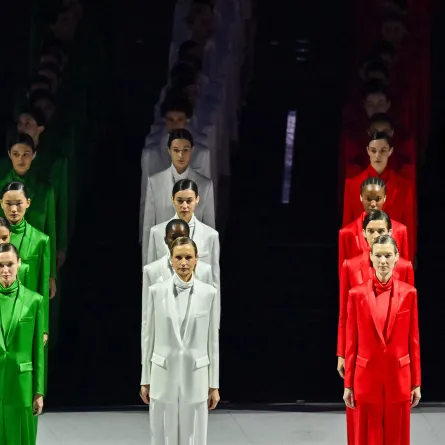 لوحة تكريمية للمصمم الراحل جورجيو أرماني Giorgio Armani، خلال حفل افتتاح الألعاب الأولمبية ميلانو كورتينا 2026 