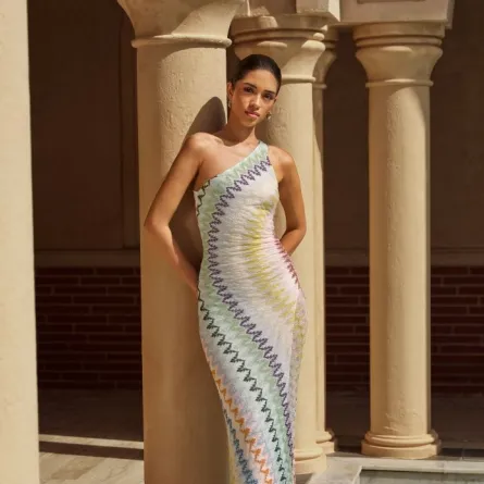 فستان محبوك من ميسوني Missoni- الصورة من العلاقات العامة لأوناس