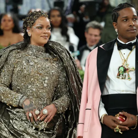 ريهانا Rihanna وآساب روكي Asap Rockey في حفل ميت غالا 2026. مصدر الصورة: ANGELA WEISS / AFP