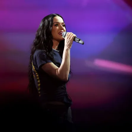 كاتي بيري في إنغلوود، كاليفورنيا (Katy Perry in Inglewood, California). مصدر الصورة: Amy Sussman/Getty Images for FIREAID/AFP