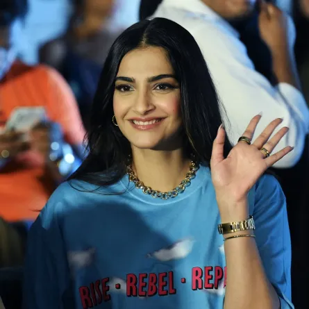 سونام كابور في مومباي (Sonam Kapoor in Mumbai). مصدر الصورة: SUJIT JAISWAL / AFP