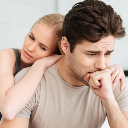 زوجان يبدة بينهما خلاف والزوجة تنام على كتف وظهر زوجها بدلال  