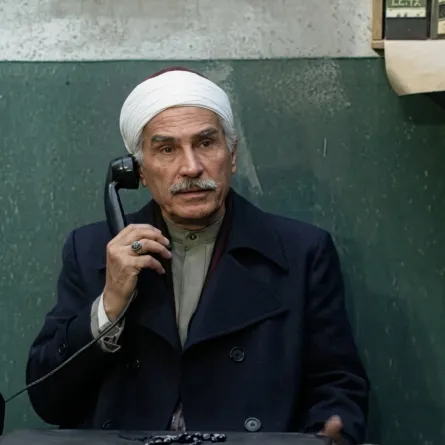 عبد الرحمن أبو زهرة بشخصية المعلم سردينة - الصورة سكرين شوت من الحلقة الأولى لمسلسل لن أعيش في جلباب أبي