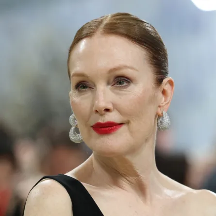 جوليان مور Julianne Moore في حفل ميت غالا 2026. مصدر الصورة: ANGELA WEISS / AFP