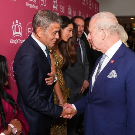 الملك تشارلز الثالث يصافح جورج كلوني في قاعة ألبرت الملكية بلندن (King Charles III shakes hands with George Clooney at the Royal Albert Hall in London). مصدر الصورة: Aaron Chown / POOL / AFP