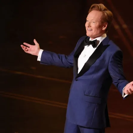 كونان أوبراين Conan O'Brien في حفل توزيع جوائز أوسكار 2026. مصدر الصورة: Kevin Winter/Getty Images/AFP