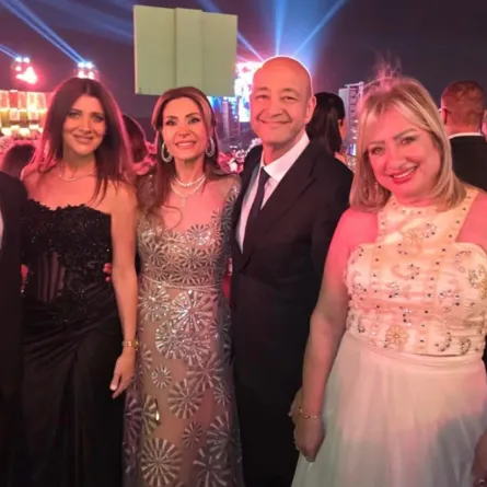 عمرو أديب ودينا طلعت من حفل زفاف ابنة رجل الاعمال باسل سماقية- الصورة من فيديوهات حفل الزفاف
