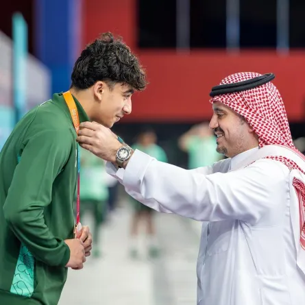  الأمير فهد بن جلوي رئيس وفد فريق السعودية، يتوّج أبطال السباحة ضمن دورة الألعاب الخليجية الرابعة الدوحة 2026 - (مصدر الصورة: واس)