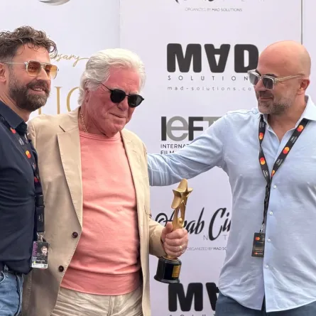 حسين فهمي يتسلم الجائزة من مركز السينما العربية خلال حفل جوائز النقاد للأفلام العربية