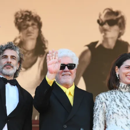 الممثل الأرجنتيني ليوناردو سباراليا، والمخرج السينمائي الإسباني بيدرو ألمودوفار، والممثلة الإسبانية باربرا ليني من عرض الفيلم- Photo by Olivier CHASSIGNOLE / AFP