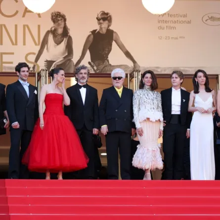 بيدرو ألمودفار يتوسط فريق عمل فيلم Bitter Christmas بمهرجان كان السينمائي 2026. مصدر الصورة: Sameer AL-DOUMY / AFP