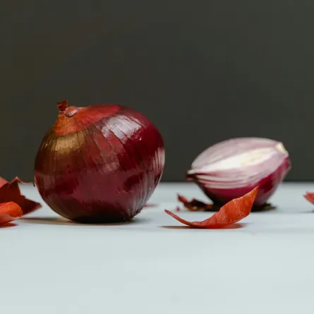 لا تتخلصي من قشور البصل: استخدامات مبتكرة في المنزل والحديقة