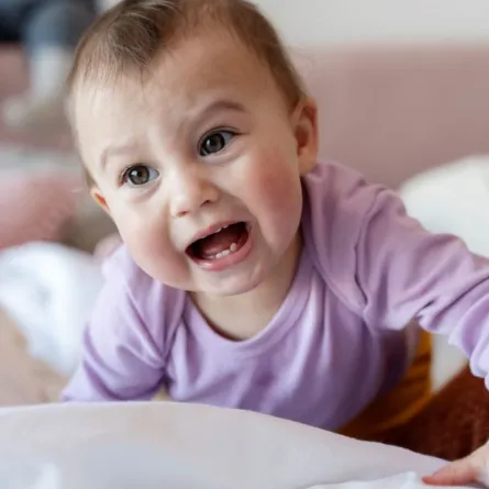 صورة لطفل يعاني من مشاكل التسنين