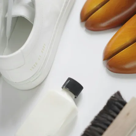 طرق تنظيف الأحذية باستخدام أدوات ومواد منزلية بسيطة