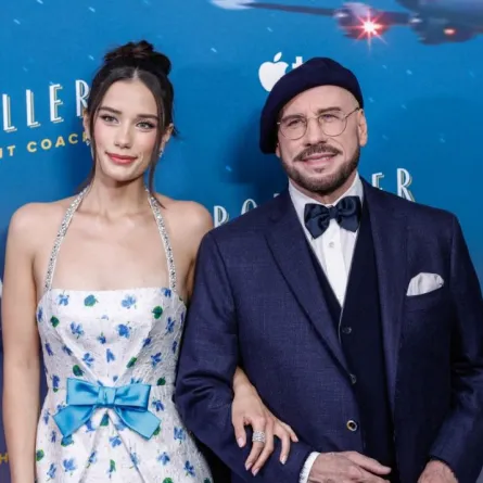 إيلا بلو ترافولتا ووالدها جون ترافولتا خلال حضور عرض الفيلم. Ella Bleu Travolta and John Travolta attend the premiere of