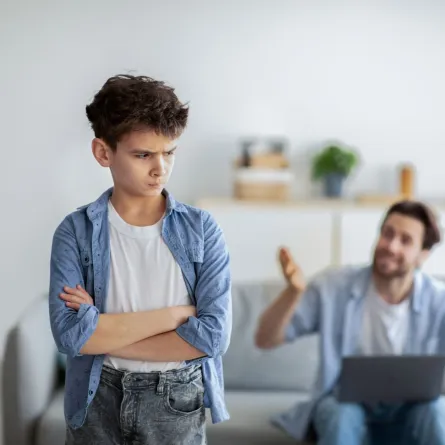 صورة مراهق مع أبيه