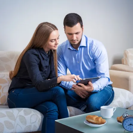 زوجة تناقش مع زوجها بعض أمور عمله وتبدو داعمة له   