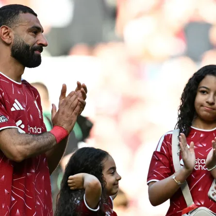 محمد صلاح مع ابنتيه في أنفيلد، ليفربول (Mohamed Salah at Anfield in Liverpool). مصدر الصورة: Paul ELLIS / AFP