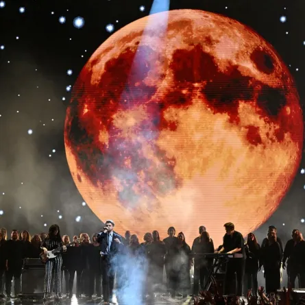 حفل توزيع جوائز الموسيقى الأمريكية American Music Awards 2025. (Photo by Robyn Beck / AFP) / RESTRICTED TO EDITORIAL USE