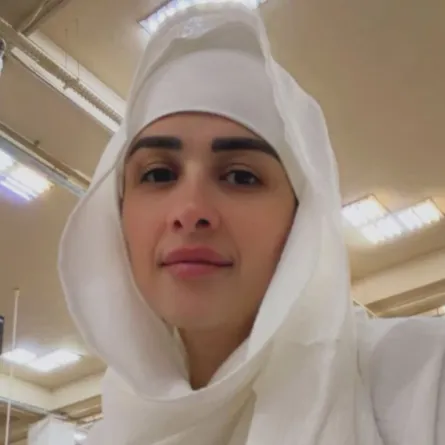 ياسمين عبد العزيز بملابس الإحرام