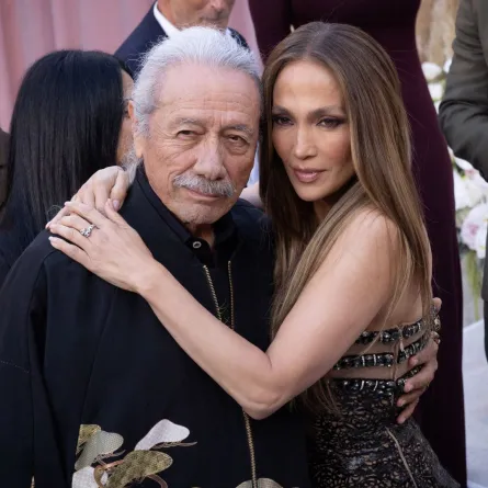 جينيفر لوبيز وإدوارد جيمس أولموس في المسرح المصري في لوس أنجلوس (Jennifer Lopez and Edward James Olmos at the Egyptian theatre in Los Angeles). مصدر الصورة: ETIENNE LAURENT / AFP