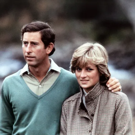 الملك تشارلز والأميرة ديانا خلال شهر عسلهما في قلعة بالمورال (King Charles and Princess Diana during their honeymoon at Balmoral Castle). مصدر الصورة: POOL / AFP