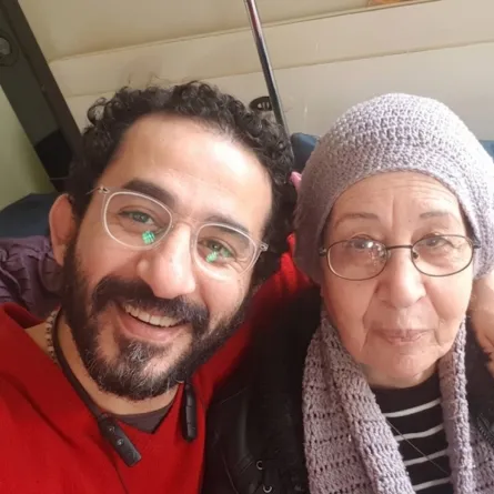 أحمد حلمي ووالدته الراحلة - الصورة من حساب أحمد حلمي على انستغرام