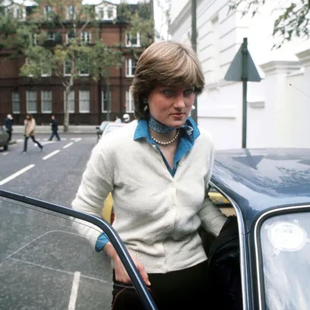 الأميرة ديانا أمام شقتها في كوليرن كورت، لندن (Lady Diana Spencer outside her flat in Coleherne Court, London). مصدر الصورة: Jayne Fincher/Princess Diana Archive/Getty Images