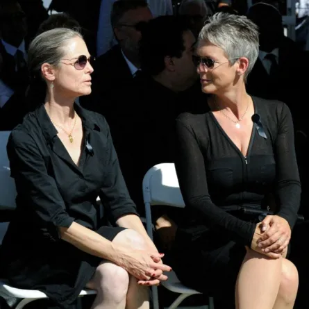 كيلي كورتيس (يسار) وشقيقتها جيمي لي كورتيس في هندرسون، نيفادا (Kelly Curtis (L) and her sister Jamie Lee Curtis in Henderson, Nevada). مصدر الصورة: Ethan Miller/Getty Images/AFP