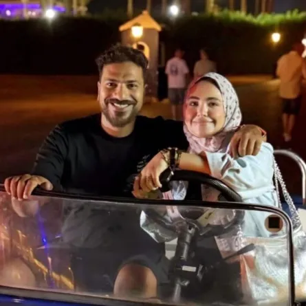 مصطفى أبو سريع وزوجته- الصورة من صفحته على فيسبوك