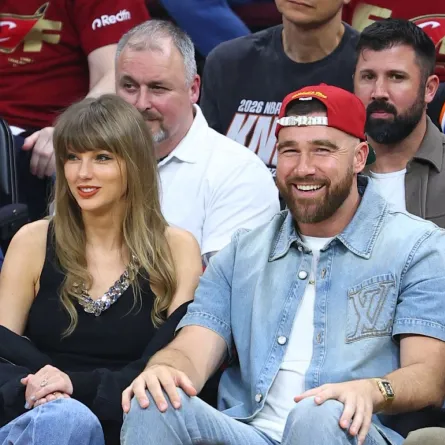 تايلور سويفت وترافيس كيلسي في روكيت أرينا في كليفلاند، أوهايو (Taylor Swift and Travis Kielce at Rocket Arena in Cleveland, Ohio). مصدر الصورة: Copyright 2026 NBAE David L. Nemec/NBAE via Getty Images/AFP