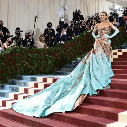 بليك لايفلي Blake Lively في حفل ميت غالا 2022( مصدر الصورة:  Jamie McCarthy/Getty Images)