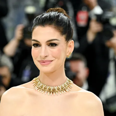   آن هاثاواي، Anne Hathaway 2026 Met Gala (مصدر الصورة: Gilbert Flores/Variety via Getty Images)