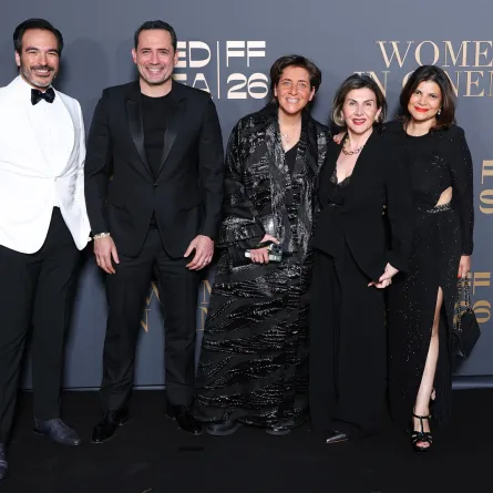 من اليمين إلى اليسار) شيفاني بانديا مالهوترا، مهسا موتاميدي، رشا الإمام، ظافر العابدين وريان آشور يحضرون السجادة الحمراء لحفل مؤسسة البحر الأحمر السينمائية لعام 2026 بعنوان "المرأة في السينما" في مهرجان كان(مصدر الصورة:  Daniele Venturelli/Getty Images for Red Sea Film Foundation)