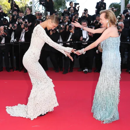  بيلا حديد و كارولين كارولين شوفوليه في مهرجان كان السينمائي2026  202020Bella Hadid and Caroline Scheufele ( مصدر الصورة:Gisela Schober/Getty Images)