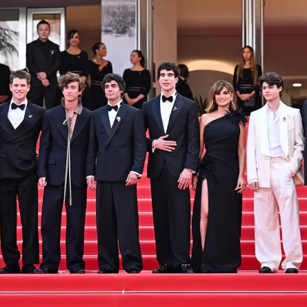 فريق عمل فيلم "La Bola Negra" على سجادة مهرجان كان 2026 (مصدر الصورة:  Kate Green/Getty Images)