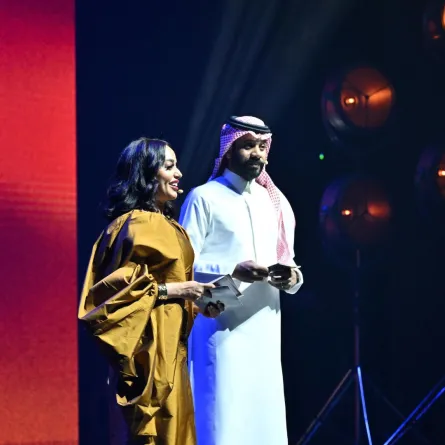 سهى الوعل وفيصل الدوخي من حفل افتتاح مهرجان أفلام السعودية. الصورة من المركز الإعلامي لمركز الملك عبدالعزيز الثقافي العالمي (إثراء)