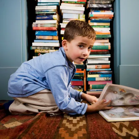 صورة طفل يقرأ في كتب التاريخ