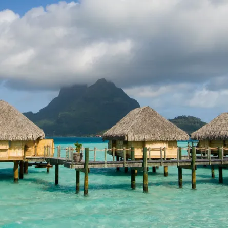 منتجع Pearl Beach Resort في جزيرة بورا بورا (المصدر: Sharpshooters/VW Pics/Universal Images Group via Getty Images)
