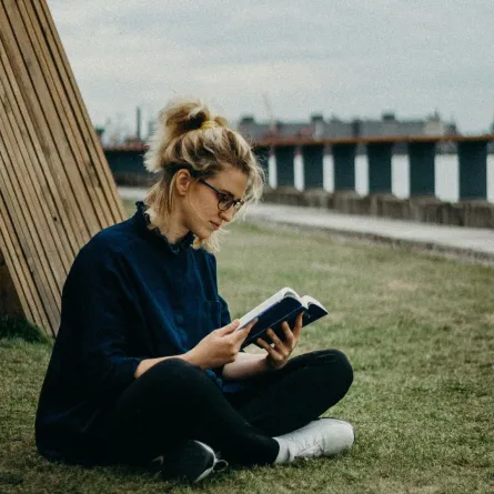 شابة تقرأ كتاباً