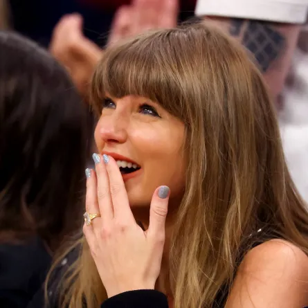 تايلور سويفت في روكيت أرينا في كليفلاند أوهايو (Taylor Swift at Rocket Arena in Cleveland, Ohio). مصدر الصورة: Gregory Shamus/Getty Images/AFP