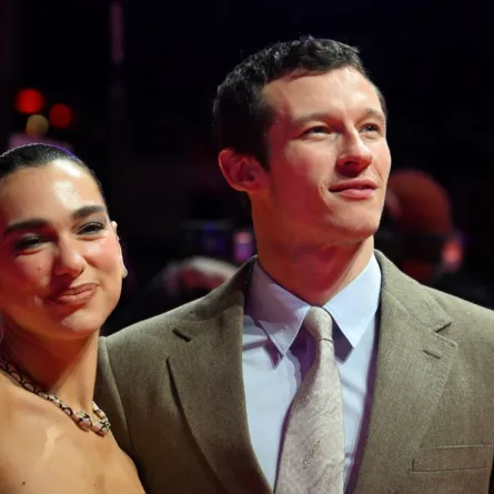 دوا ليبا وكالوم تورنر في برلين (Dua Lipa and Callum Turner in Berlin). مصدر الصورة: RALF HIRSCHBERGER / AFP