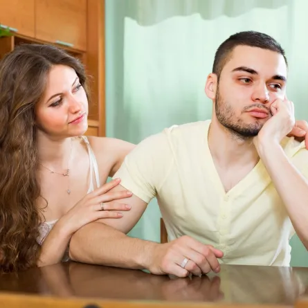 زوجة تحاول أن تتبادل الحوار مع زوجها لتكسر حاجز الصمت الزوجي