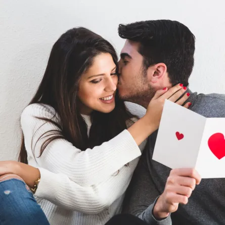 زوج أهدى زوجته بطاقة عليها قلب تقديرا لها ومحبة   