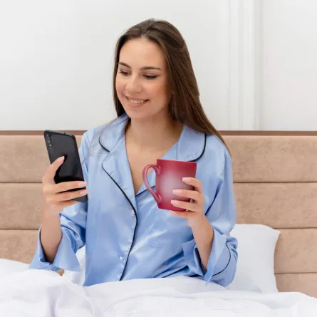 يجب الامتناع عن مطالعة الهاتف فور الاستيقاظ- المصدر freepik