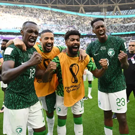 احتفال المنتخب السعودي بعد انتصاره التاريخي على الأرجنتين في مونديال قطر 2002 (مصدر الصور: الموقع الرسمي للفيفا)